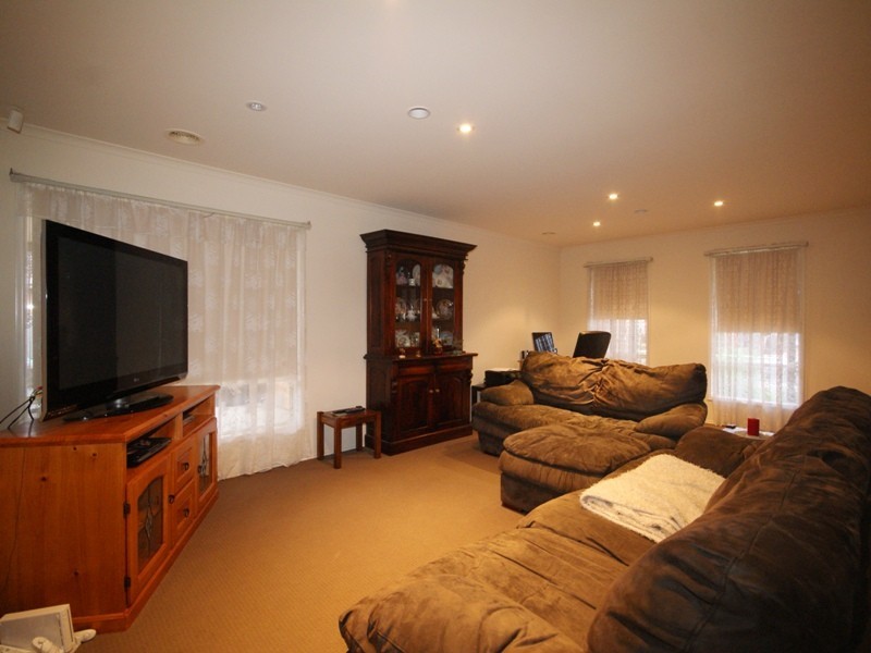 5 Ozzimo Drive, Hillside VIC 3037