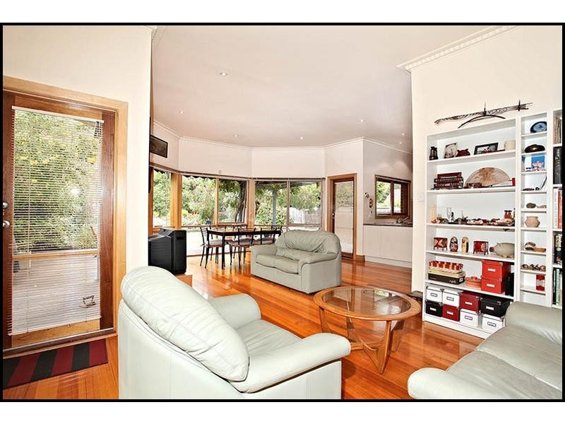 20 Glenview Road, Strathmore VIC 3041