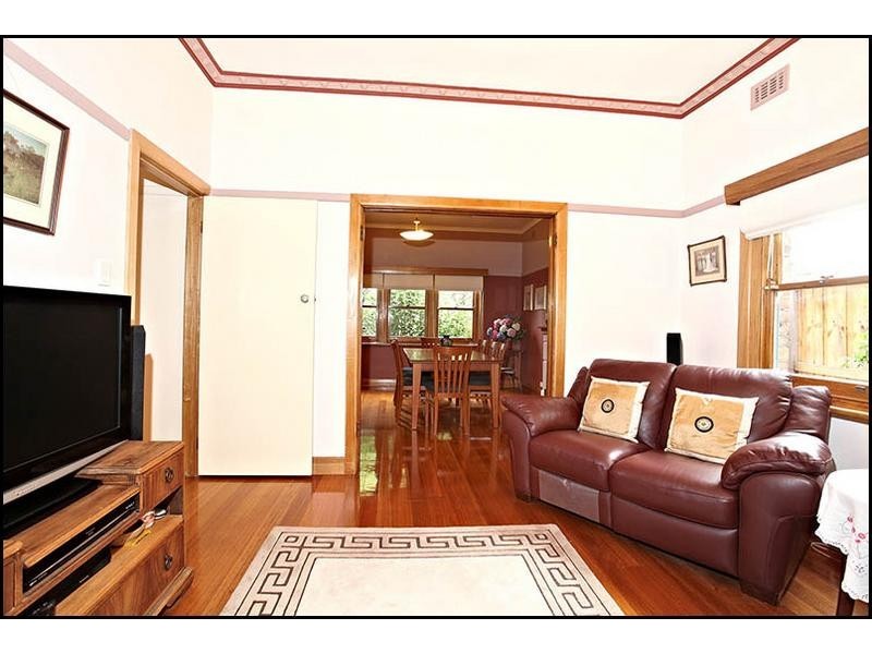 20 Glenview Road, Strathmore VIC 3041