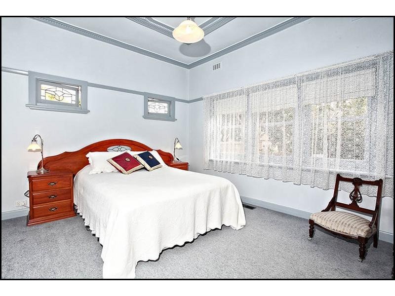 20 Glenview Road, Strathmore VIC 3041