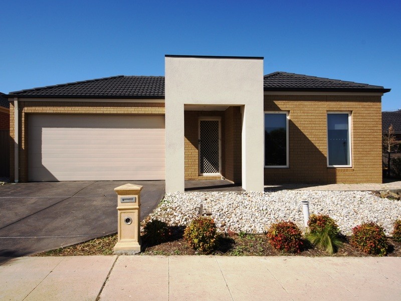 17 McCubbin Way, Caroline Springs VIC 3023