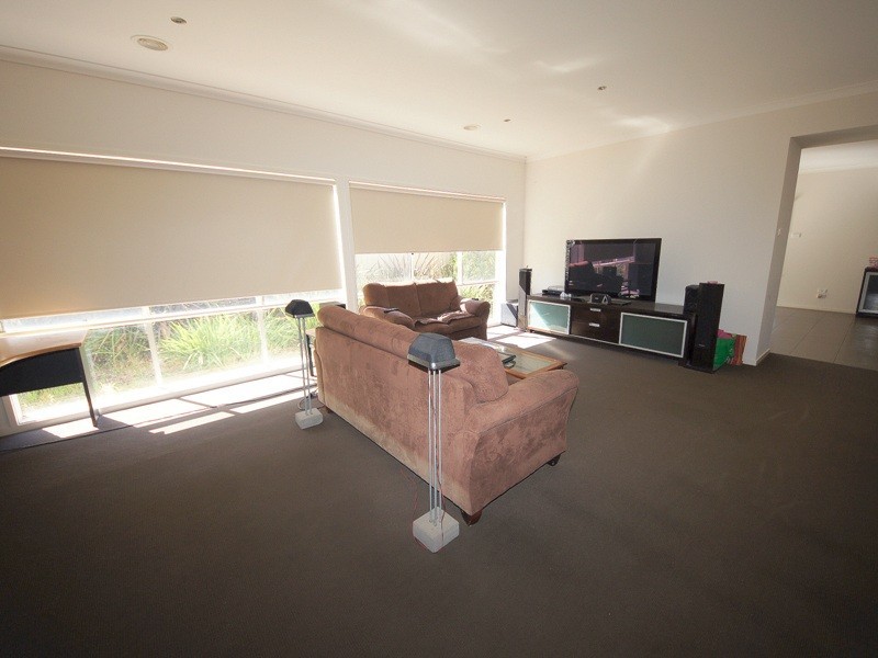 17 McCubbin Way, Caroline Springs VIC 3023