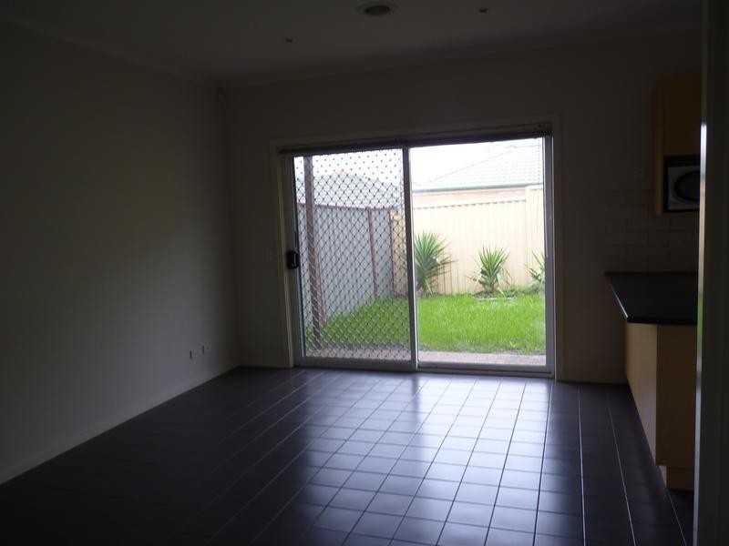 4 Seggan Circle, Gladstone Park VIC 3043