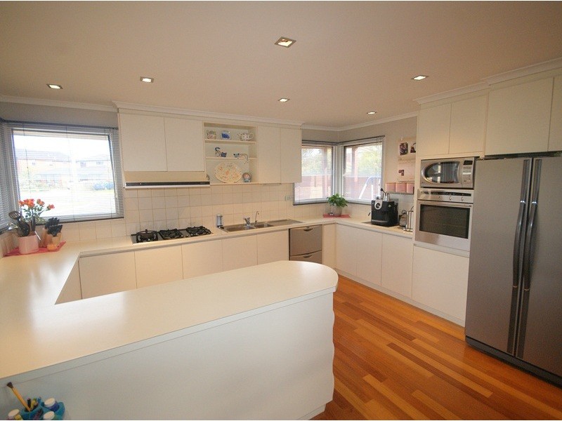 8 Bundeena Avenue, Kealba VIC 3021