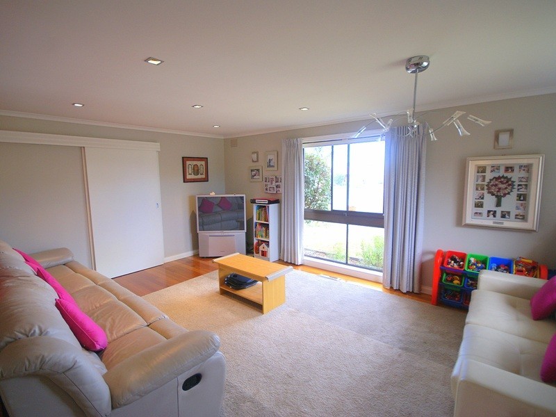 8 Bundeena Avenue, Kealba VIC 3021