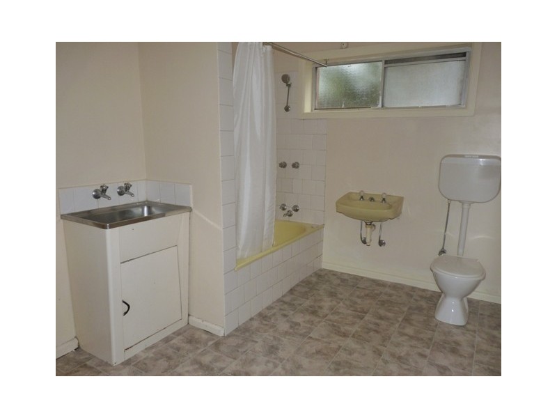 2/11 Tweedside Street, Essendon VIC 3040