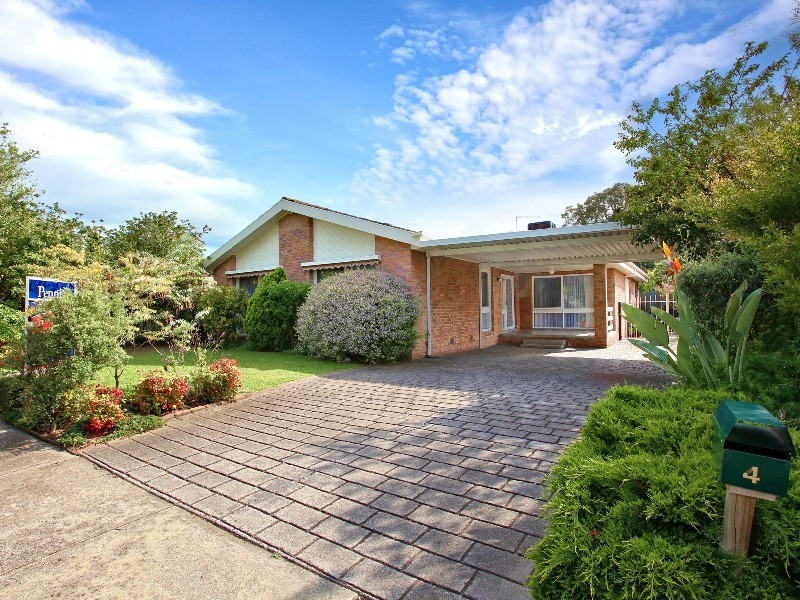 4 Merimbula Court, Taylors Lakes VIC 3038
