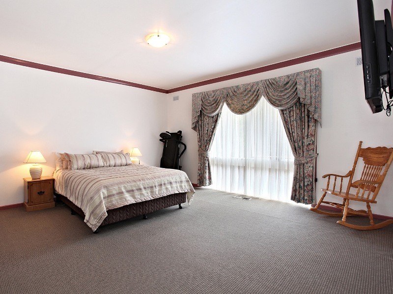 4 Merimbula Court, Taylors Lakes VIC 3038