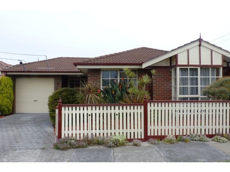 33 Lind Street, Strathmore VIC 3041