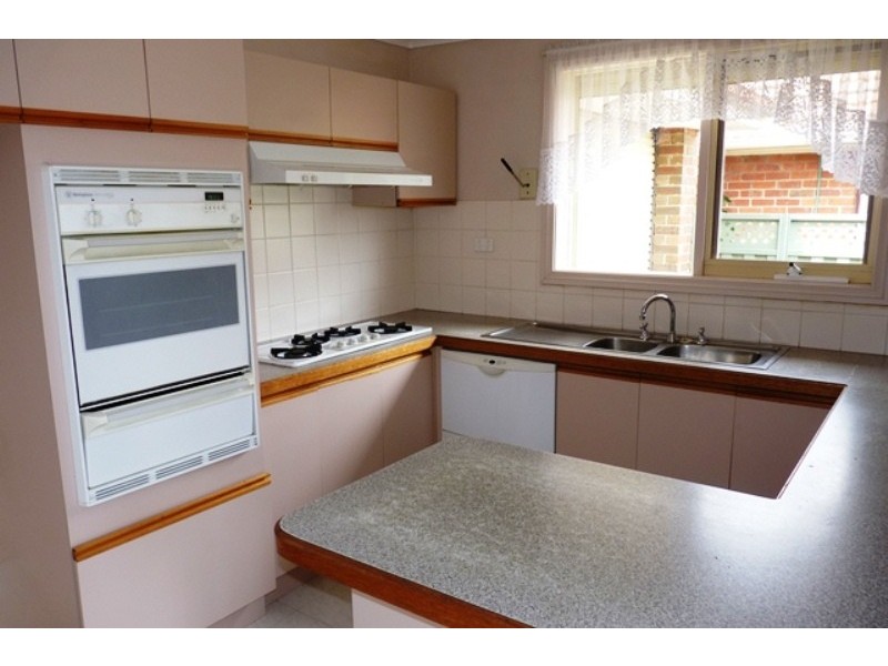 33 Lind Street, Strathmore VIC 3041