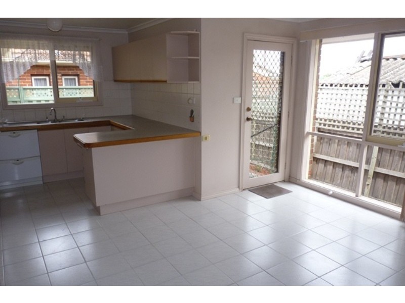 33 Lind Street, Strathmore VIC 3041