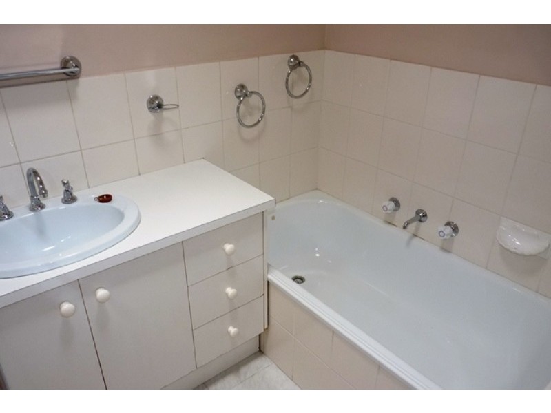 33 Lind Street, Strathmore VIC 3041