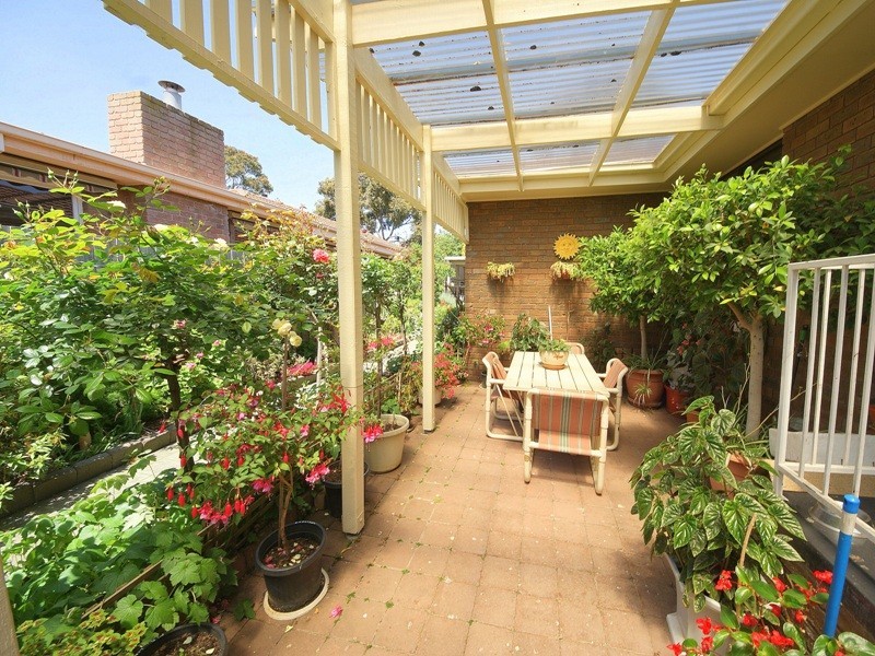 2 Merimbula Court, Taylors Lakes VIC 3038