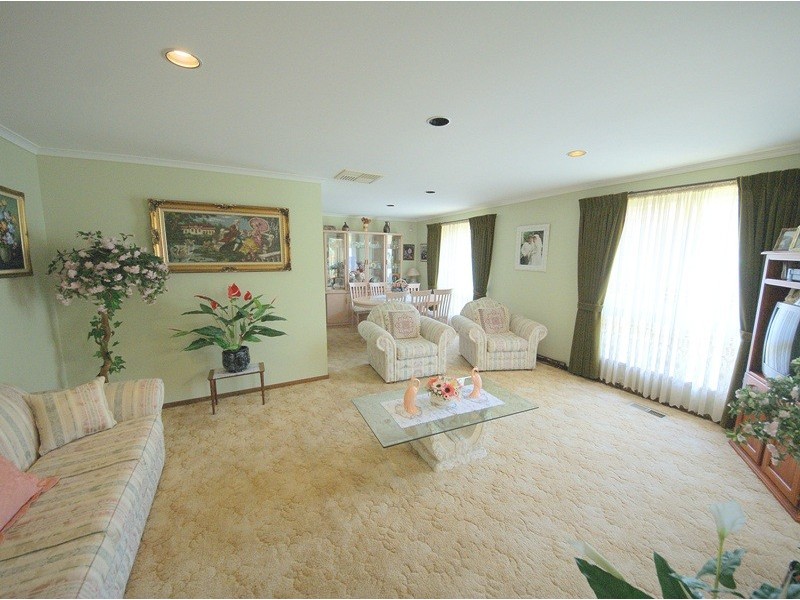 2 Merimbula Court, Taylors Lakes VIC 3038