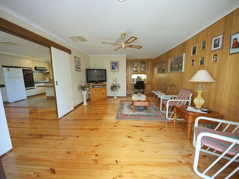 2 Merimbula Court, Taylors Lakes VIC 3038