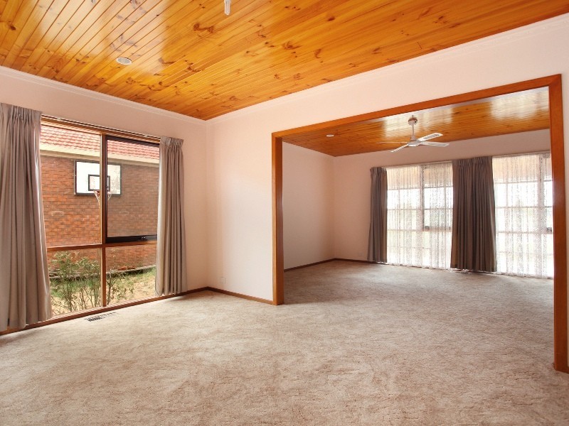 33A Lionheart Avenue, Taylors Lakes VIC 3038