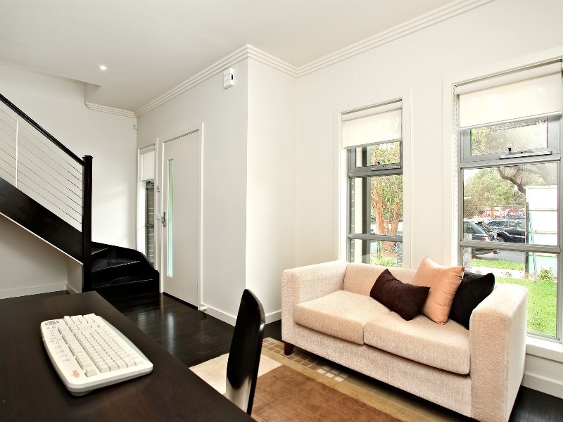 2/111 Quinn Grove, Keilor East VIC 3033