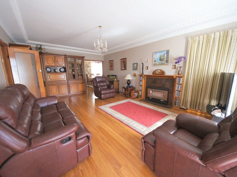 43 Hillsyde Parade, Strathmore VIC 3041