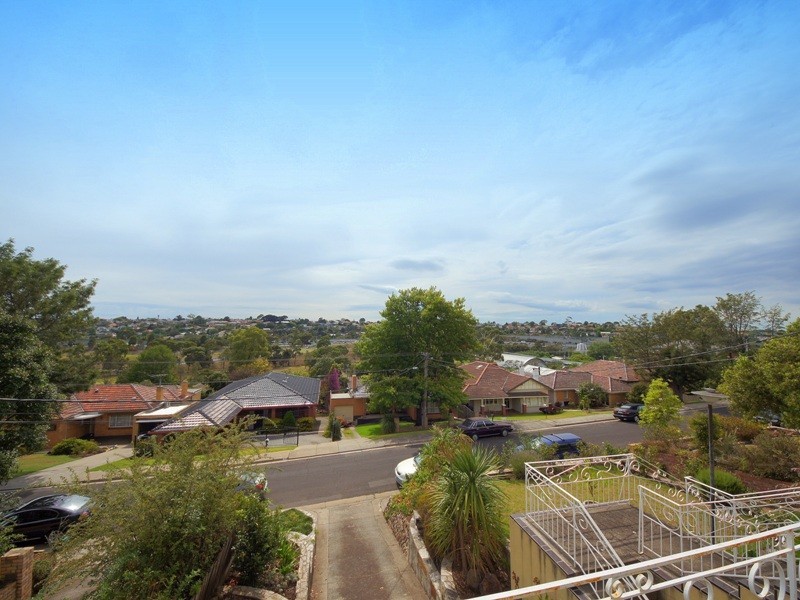 43 Hillsyde Parade, Strathmore VIC 3041