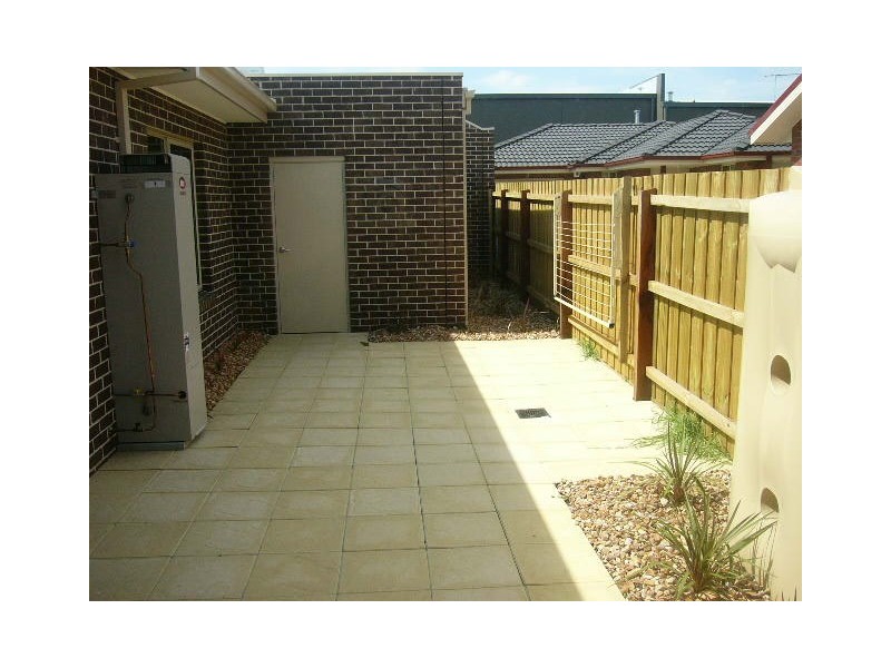 2/54 McIntosh Street, Airport West VIC 3042
