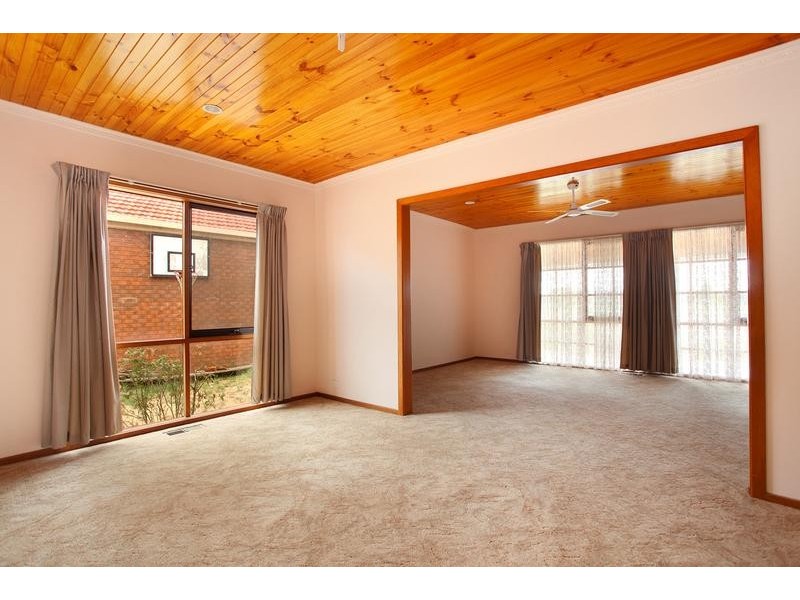 33 Lionheart Avenue, Taylors Lakes VIC 3038