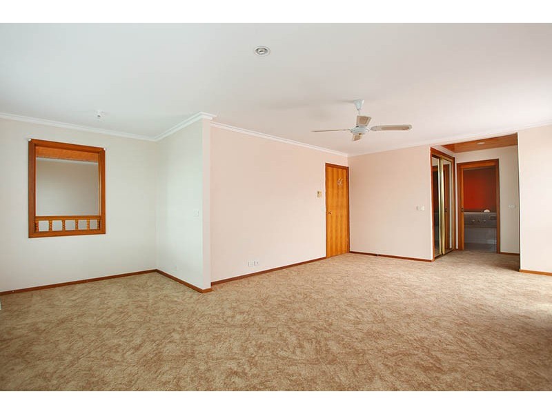 33 Lionheart Avenue, Taylors Lakes VIC 3038