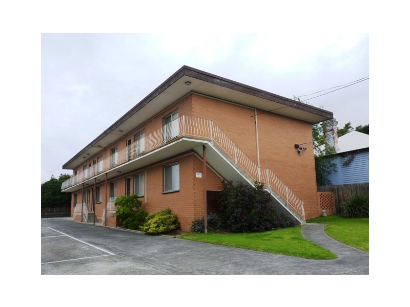 2/11 Tweedside Street, Essendon VIC 3040