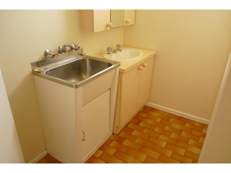 2/22 Windsor Avenue, Strathmore VIC 3041