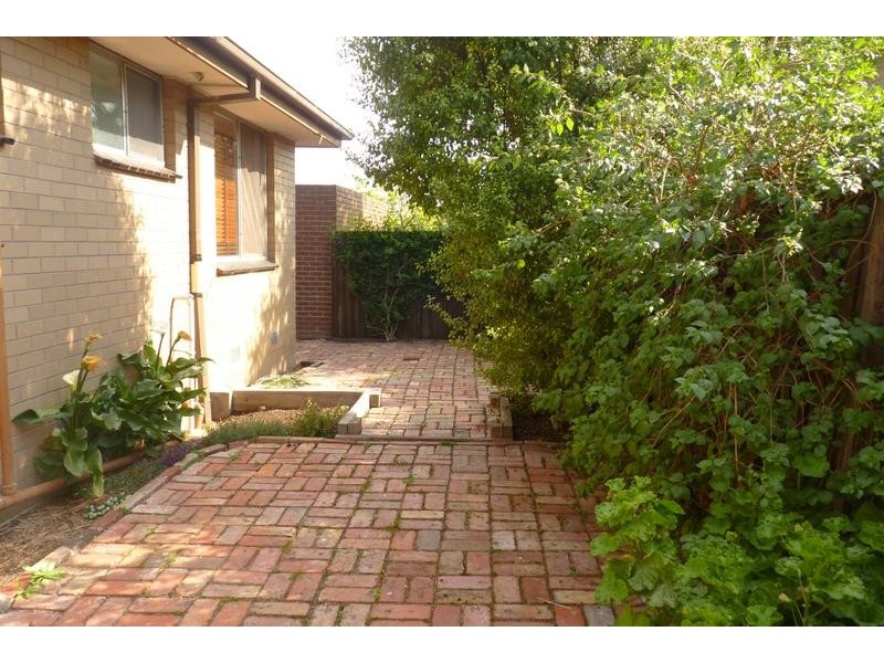 2/22 Windsor Avenue, Strathmore VIC 3041