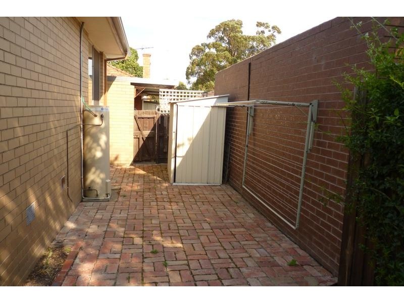 2/22 Windsor Avenue, Strathmore VIC 3041