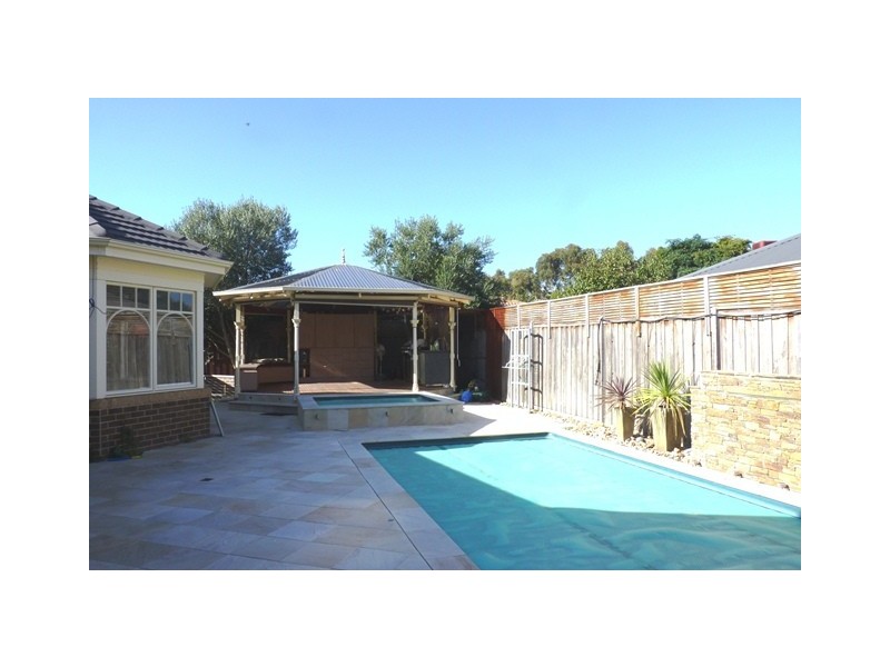 4 Wonga Place, Gowanbrae VIC 3043