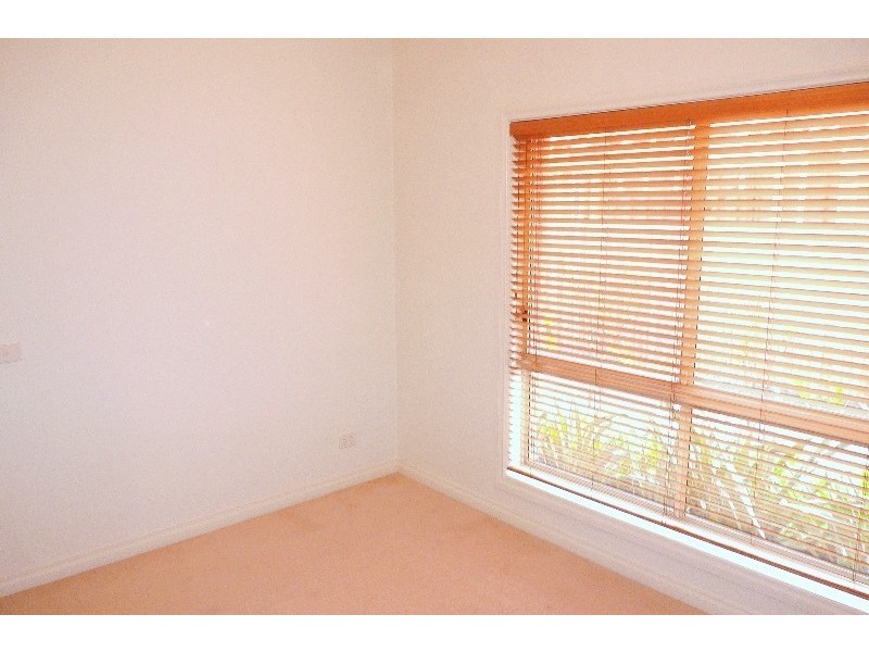 2/16 Bowes Ave, Airport West VIC 3042