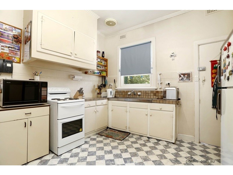 54 Carnarvon Road, Strathmore VIC 3041