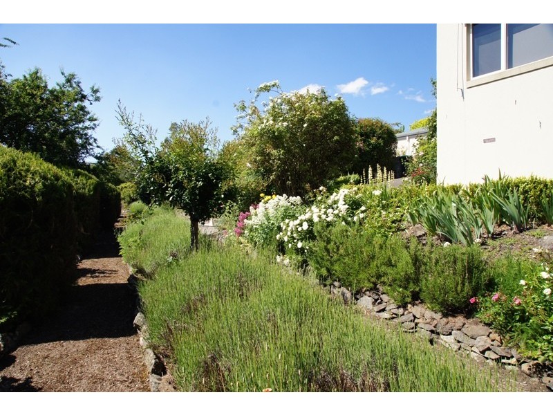 6 Erinvale Close, Gisborne VIC 3437