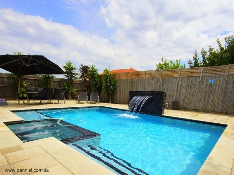 16 Grant Grove, Keilor East VIC 3033
