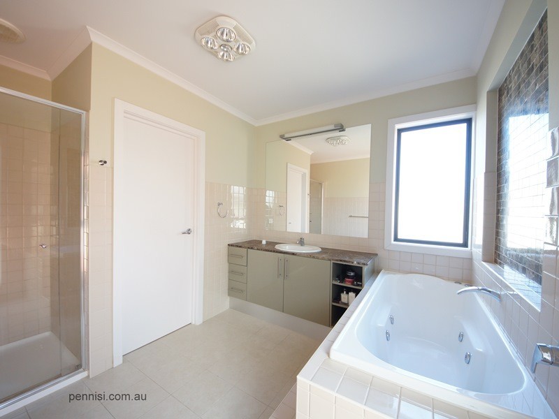 8 Taylor Avenue, Maribyrnong VIC 3032