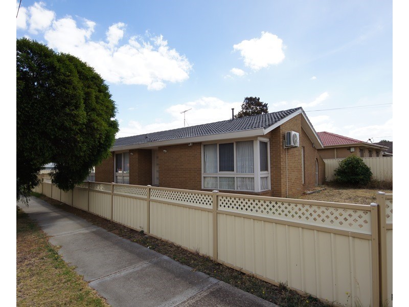 1 Wattle Avenue, Kings Park VIC 3021