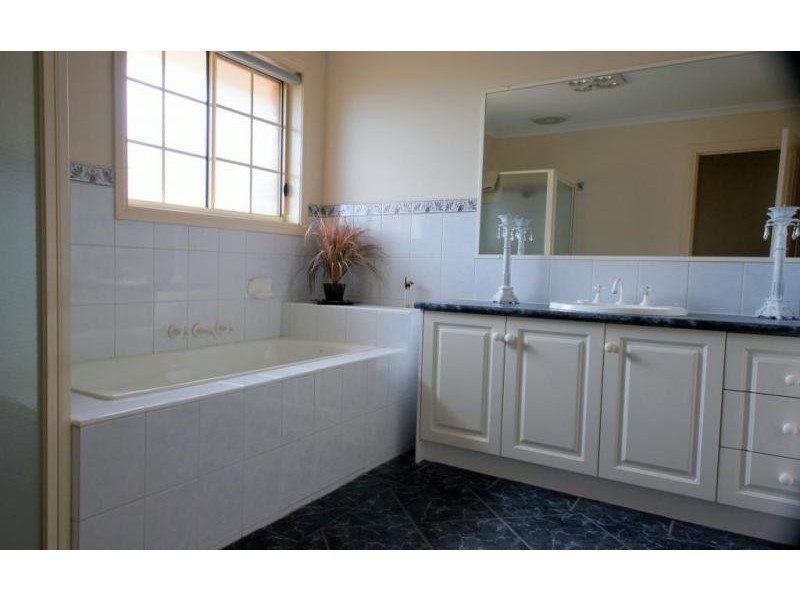 1/888 Old Calder Hwy, Keilor VIC 3036