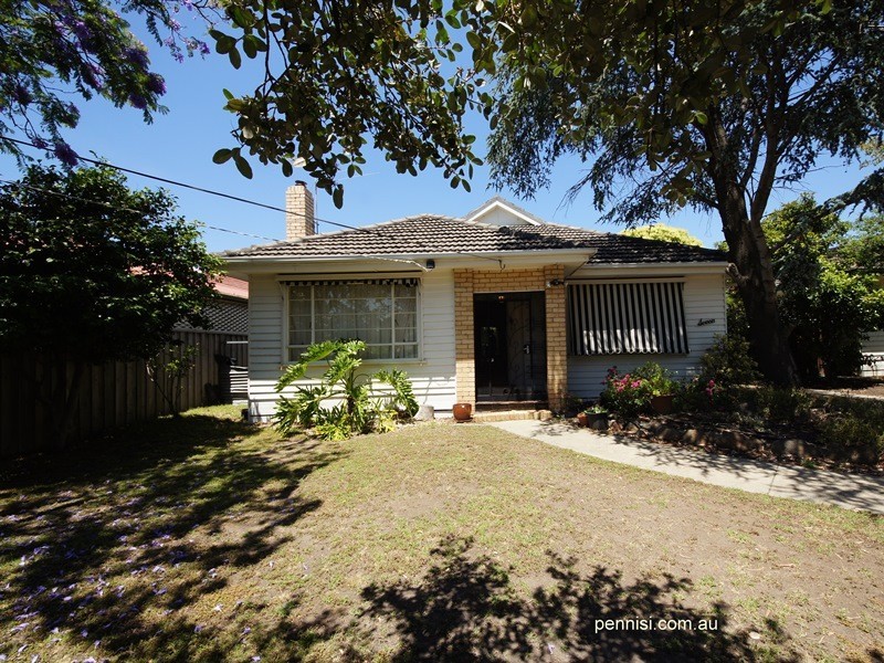 7 First Avenue, Strathmore VIC 3041
