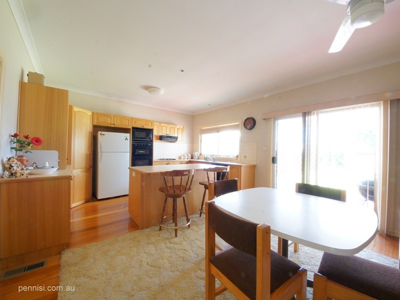 7 First Avenue, Strathmore VIC 3041
