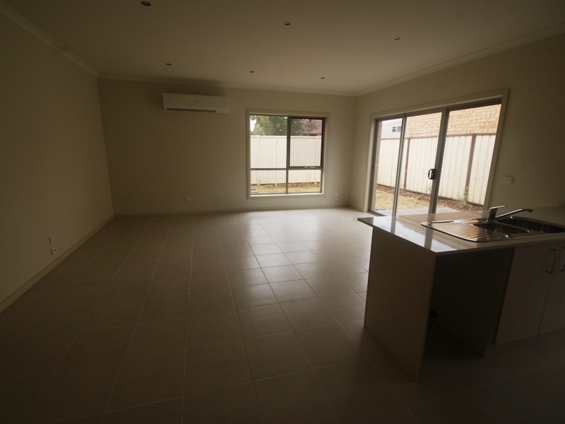 2/176 Daley Street, Glenroy VIC 3046