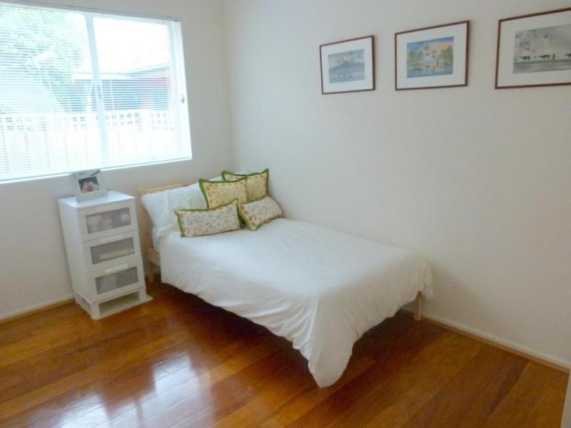 4/3 Flower Street, Essendon VIC 3040