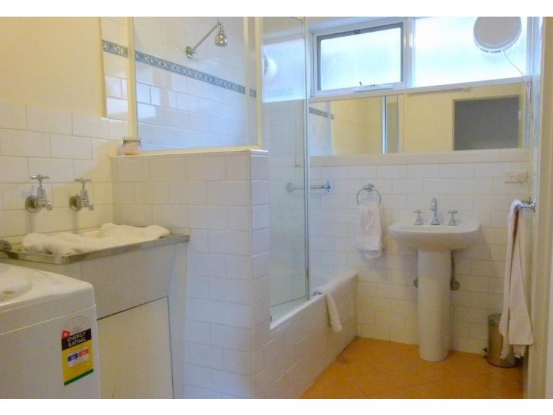 4/3 Flower Street, Essendon VIC 3040