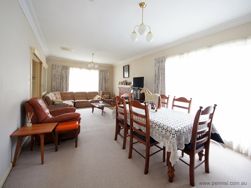 7 First Avenue, Strathmore VIC 3041