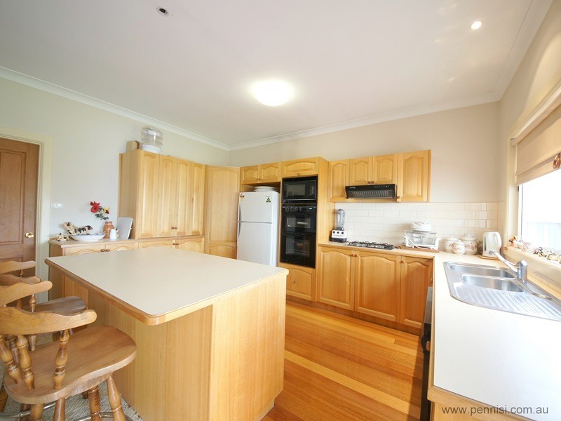 7 First Avenue, Strathmore VIC 3041