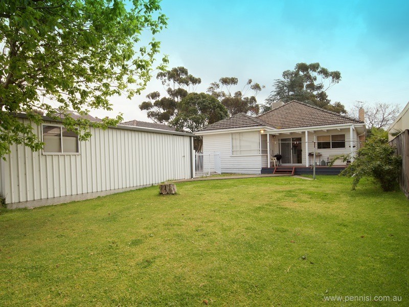 7 First Avenue, Strathmore VIC 3041
