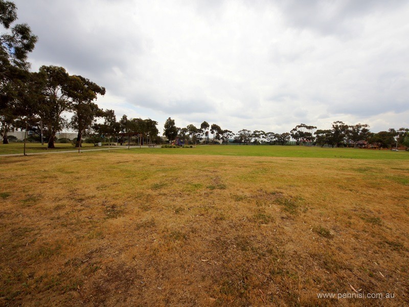 7 First Avenue, Strathmore VIC 3041