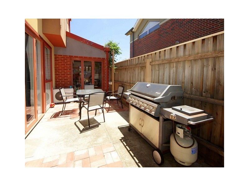 1/8 Graves Street, Essendon VIC 3040