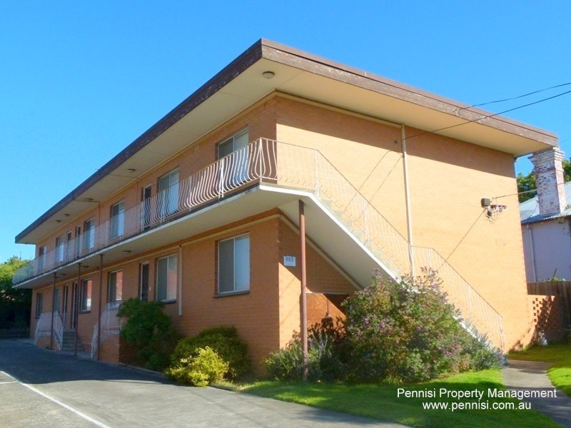 2/11 Tweedside Street, Essendon VIC 3040