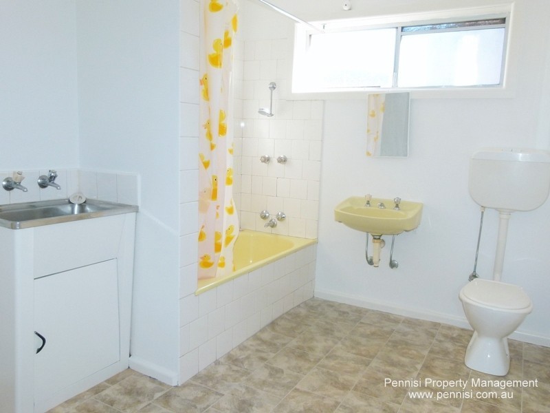2/11 Tweedside Street, Essendon VIC 3040